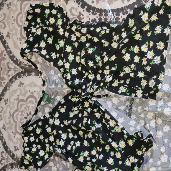 Open Buttoned Ruffly Blouse - Picture 2 of 3